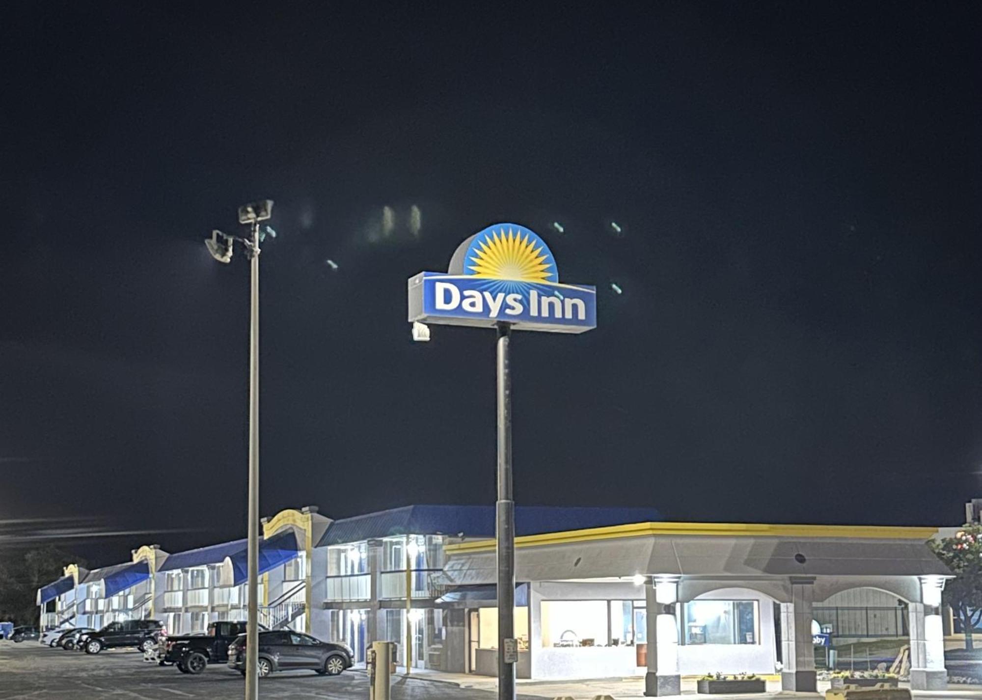 Days Inn By Wyndham Salina South Buitenkant foto