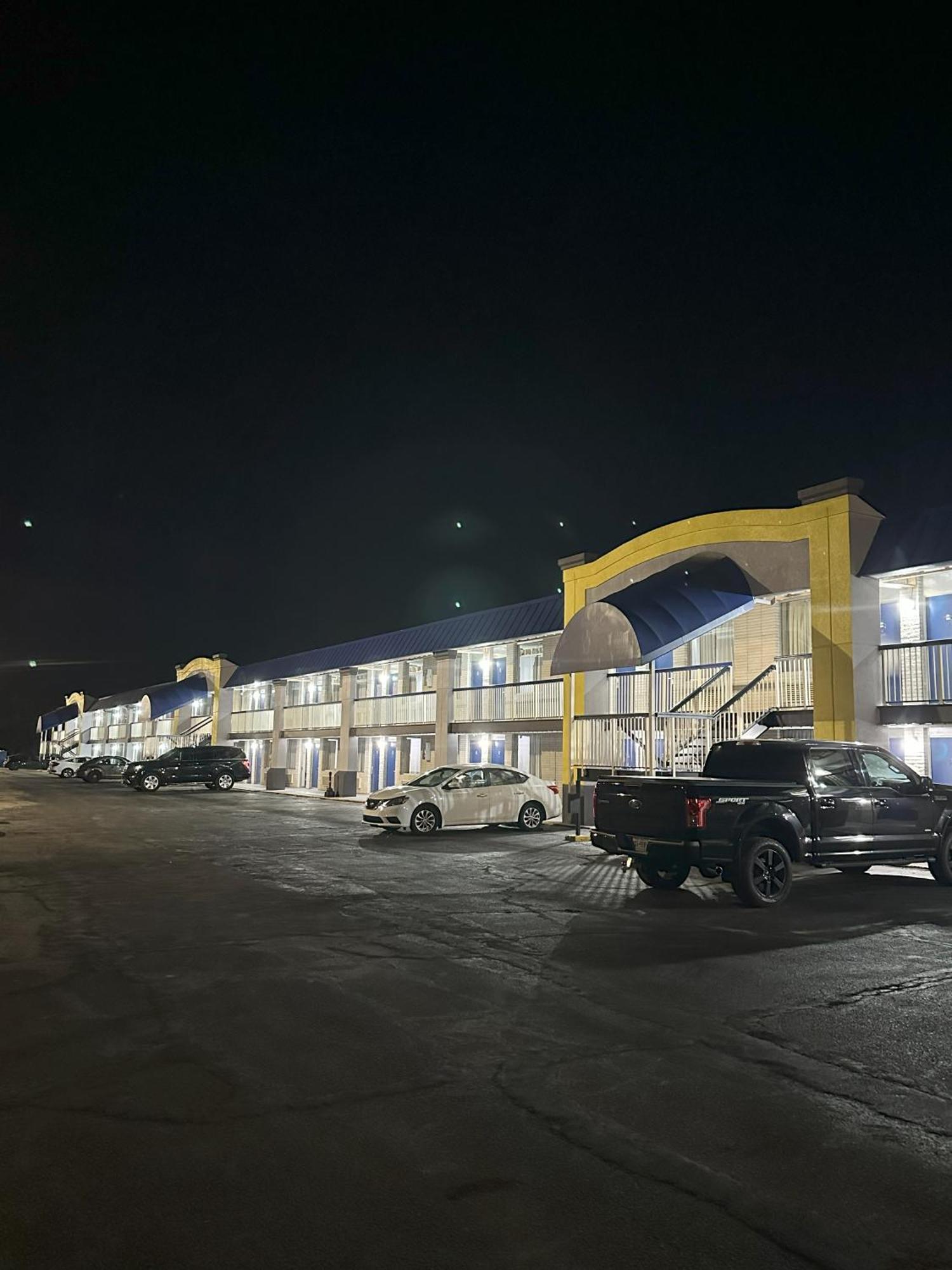 Days Inn By Wyndham Salina South Buitenkant foto